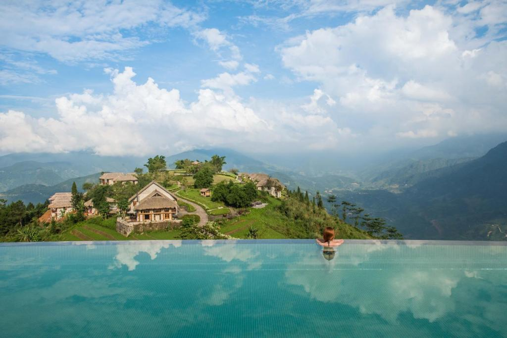Topas Ecolodge là khu nghỉ dưỡng sinh thái nổi bật trên đỉnh đồi biệt lập giữa thung lũng.