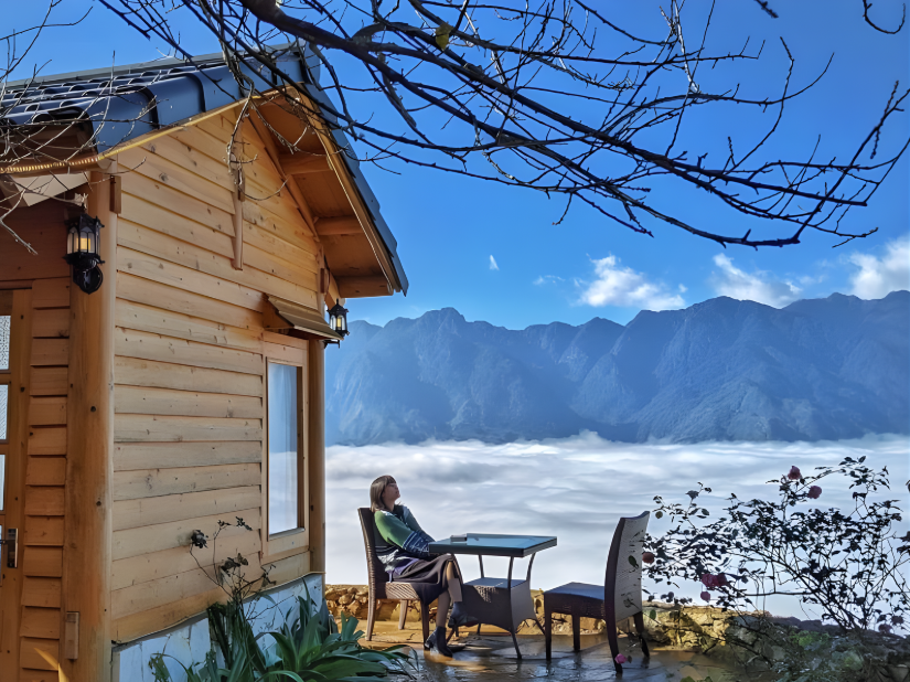 Homestay được xây dựng trên sườn đồi cao với tầm nhìn rộng hướng ra thung lũng Linh Hồ.