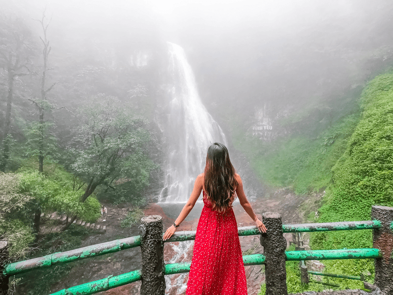 Du khách chụp ảnh tại Thác Tình Yêu Sa Pa và dòng suối Vàng thơ mộng.
