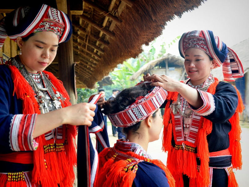 Tinh thần đoàn kết của người Dao Đỏ thể hiện rõ qua các hoạt động thường ngày.