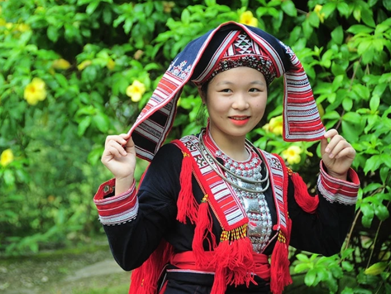 Trang phục truyền thống của người Dao Đỏ nổi bật với sắc đỏ, đặc biệt là khăn đội đầu của phụ nữ.