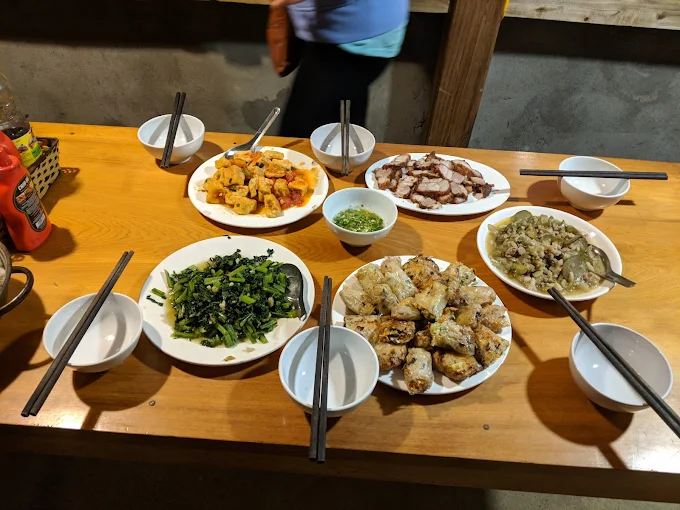 Ẩm thực tại Zizi Mekhoo Sapa Homestay là trải nghiệm không thể bỏ qua với các bữa cơm gia đình.