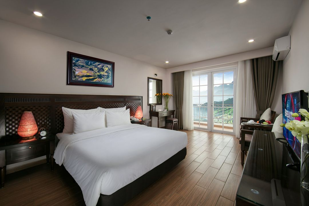 Azure Sapa Hotel mang kiến trúc Pháp cổ điển, và không gian phòng nghỉ thoải mái.