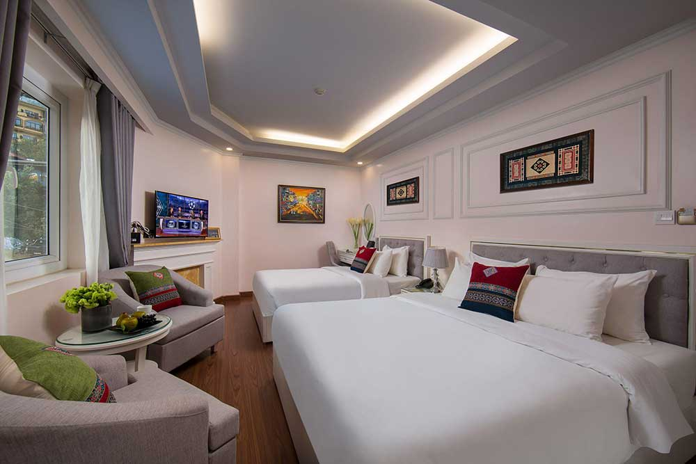 Phòng Superior Triple diện tích khoảng 35 m² với cách bố trí 1 giường đôi và 1 giường đơn.