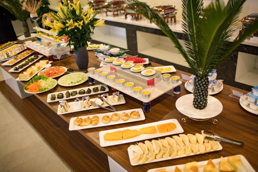 Quầy tráng miệng với đủ loại món bánh và trái cây ngon lành.