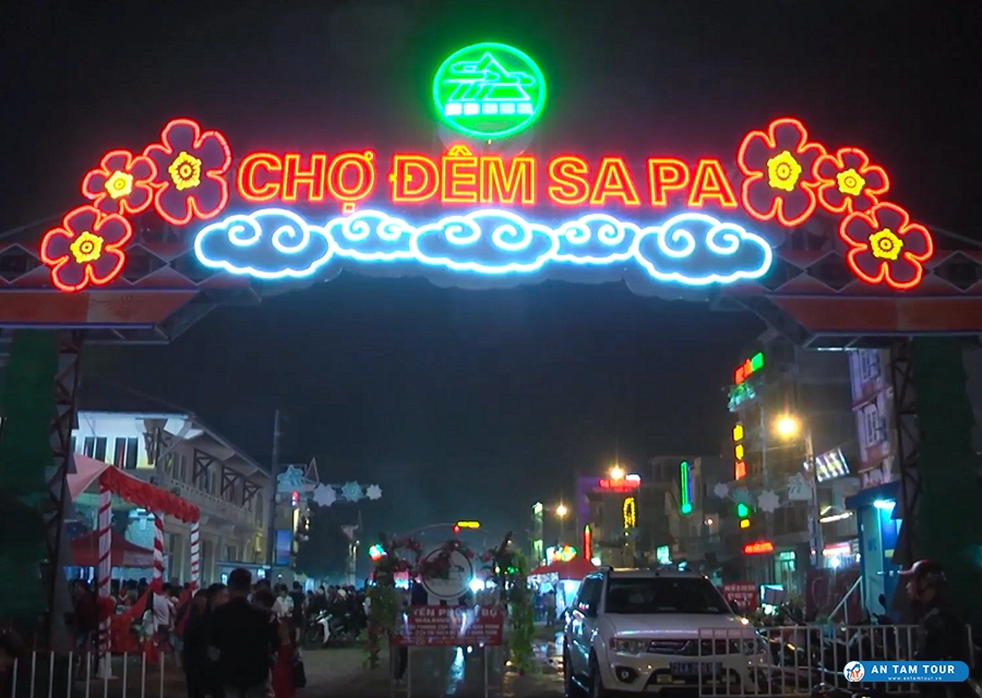 Dạo chợ đêm là cách nhẹ nhàng để cảm nhận nhịp sống về đêm của Sa Pa.