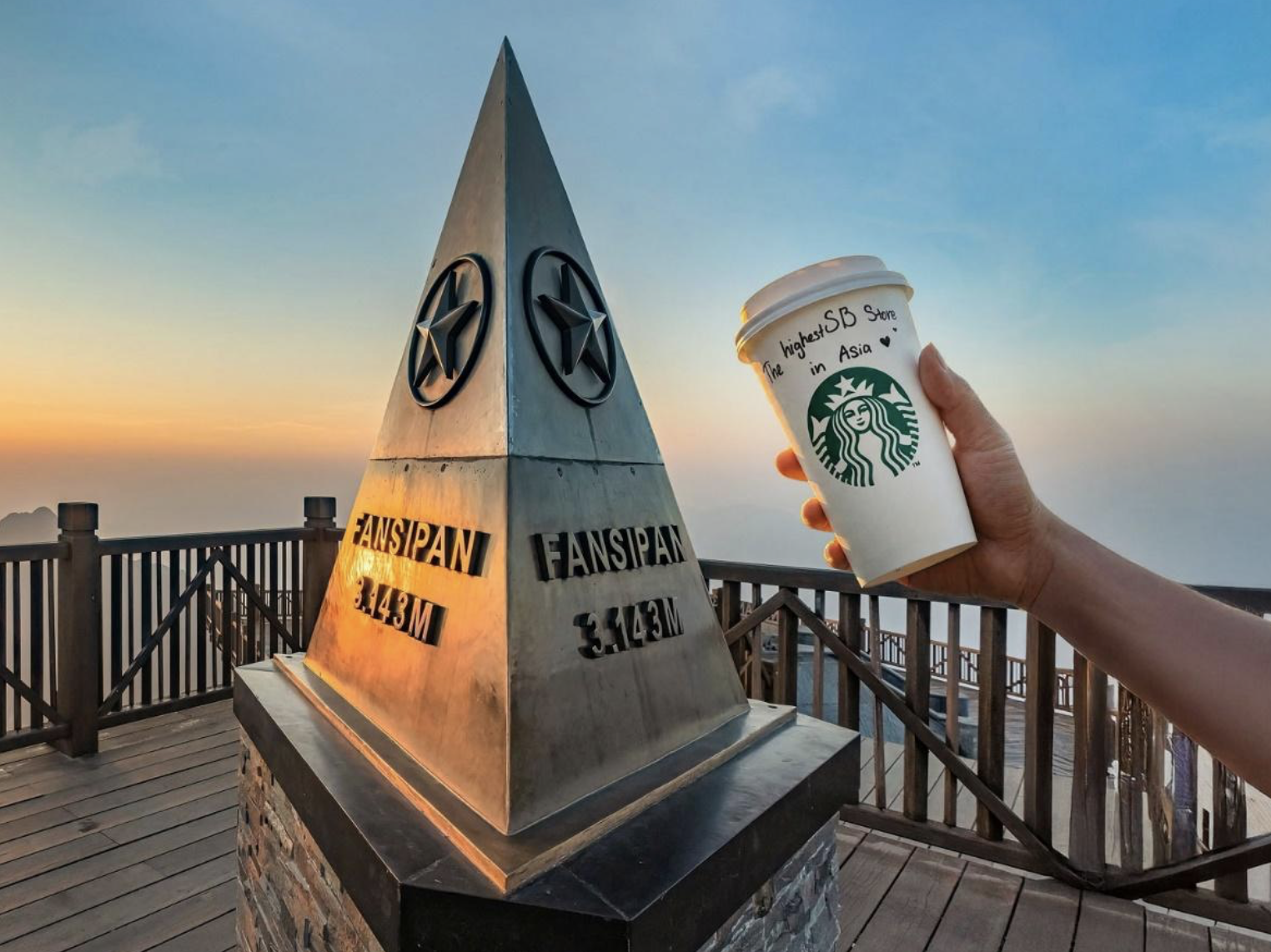 Starbucks Fansipan là lựa chọn phù hợp cho những ai yêu thích phong cách cà phê hiện đại và mới mẻ hơn.