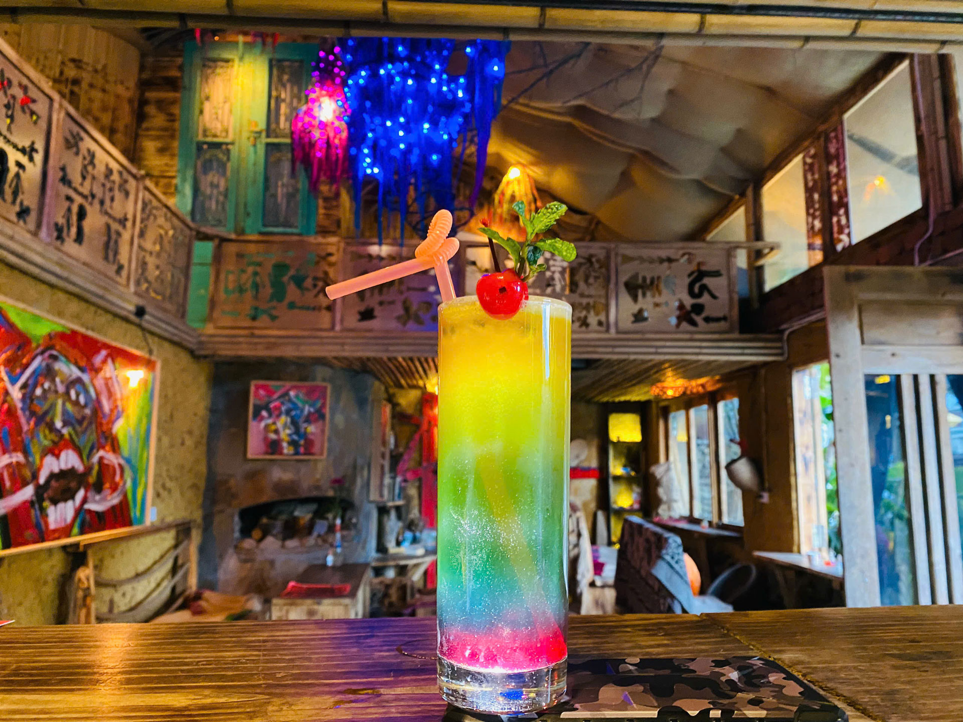 Thực đơn đồ uống tại Color Bar Sapa gây ấn tượng nhờ kết hợp nhiều phong cách pha chế hiện đại.