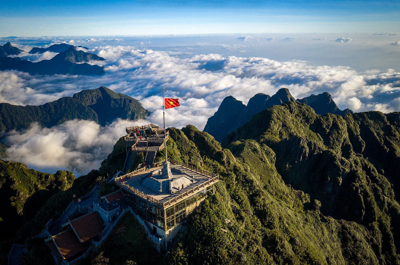 Du khách có thể dễ dàng chinh phục Fansipan – “nóc nhà Đông Dương” với độ cao 3.143 m.