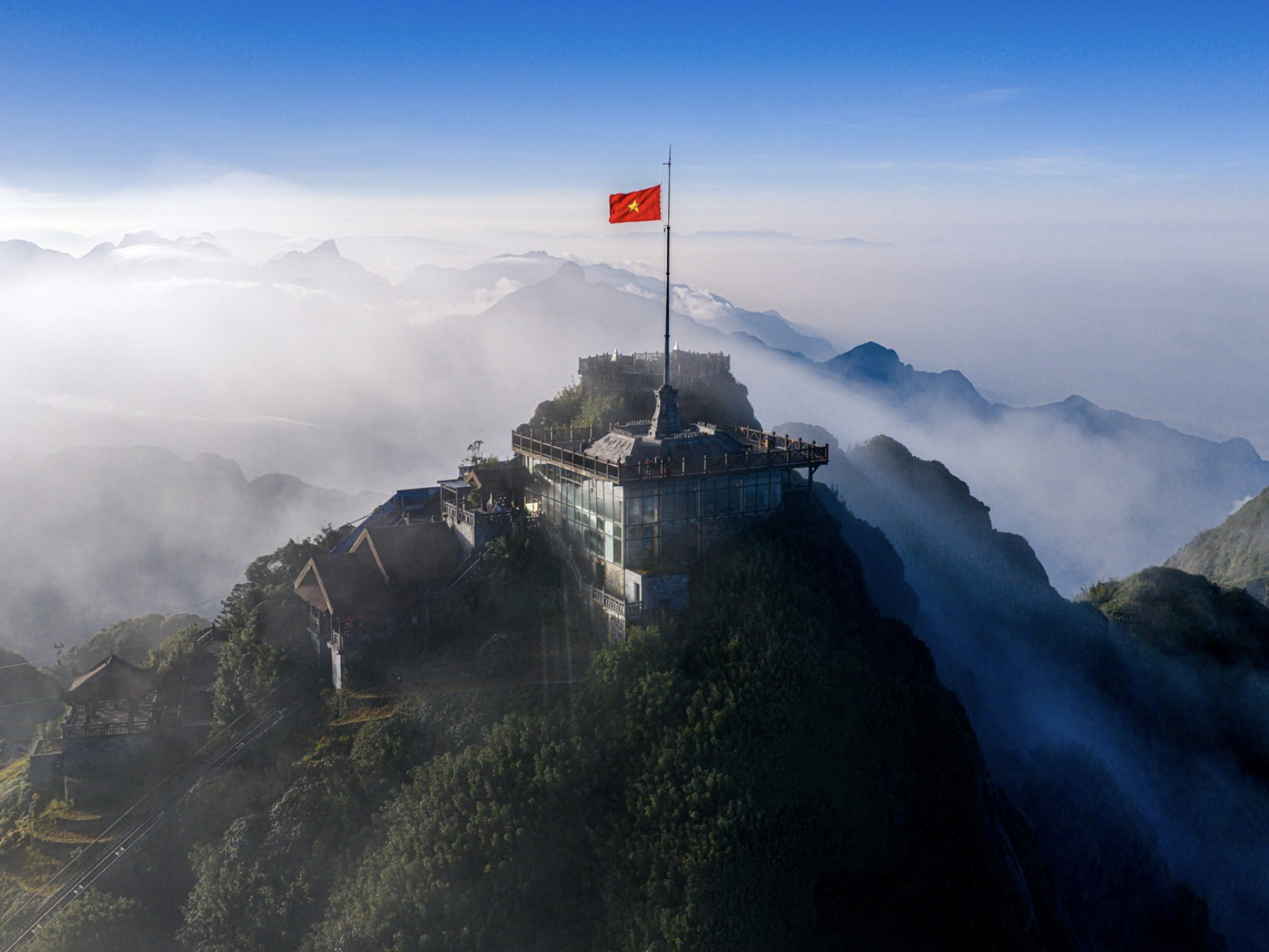 Đỉnh Fansipan trên dãy Hoàng Liên Sơn trùng điệp, khi ẩn khi hiện trong mây, tạo nên khung cảnh vừa hùng vĩ vừa nên thơ.