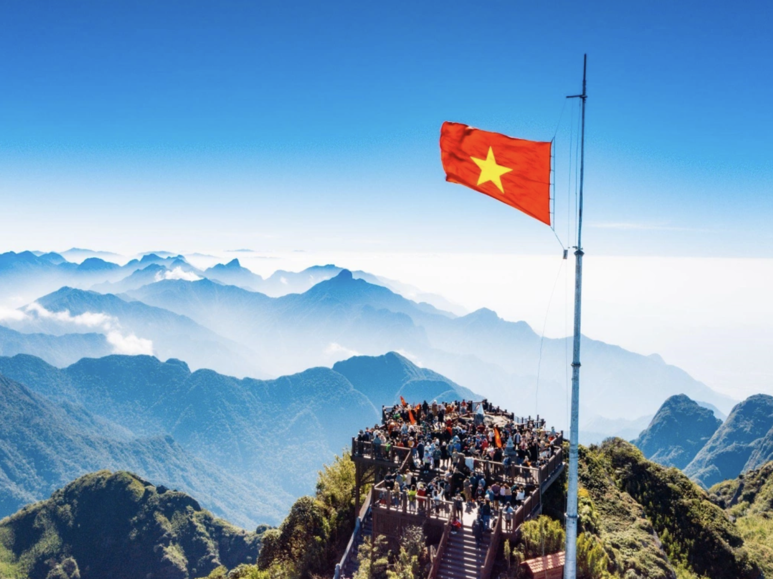 Không khí mát lạnh, trong lành, kết hợp với gió núi nhẹ khiến hành trình khám phá trở nên dễ chịu.