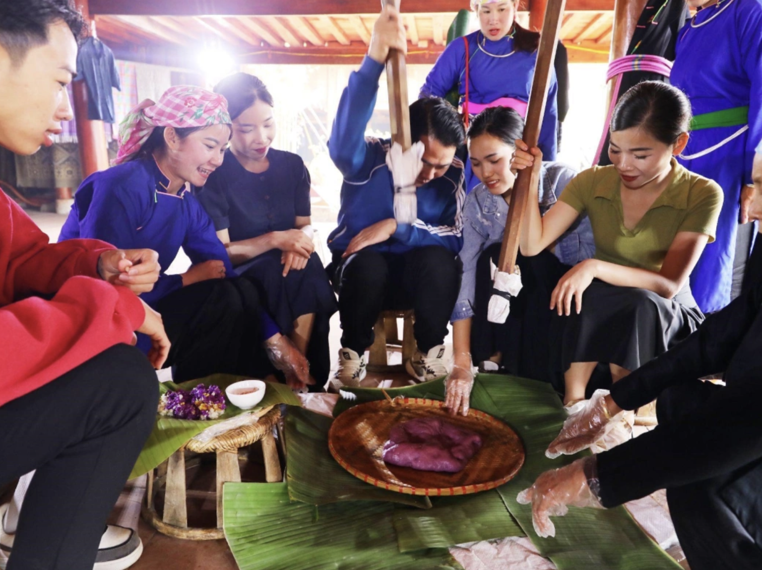Du khách còn trải nghiệm văn hóa, ẩm thực, phong tục của đồng bào dân tộc với những nét đặc sắc riêng