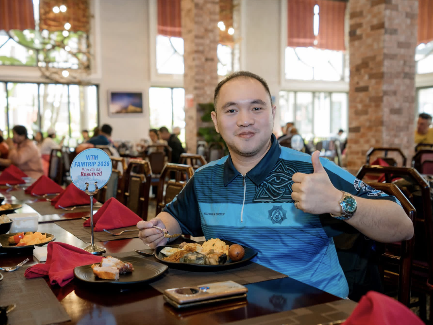 Nhà hàng tại đây phục vụ đa dạng món ăn, từ ẩm thực địa phương đến các món Á – Âu.