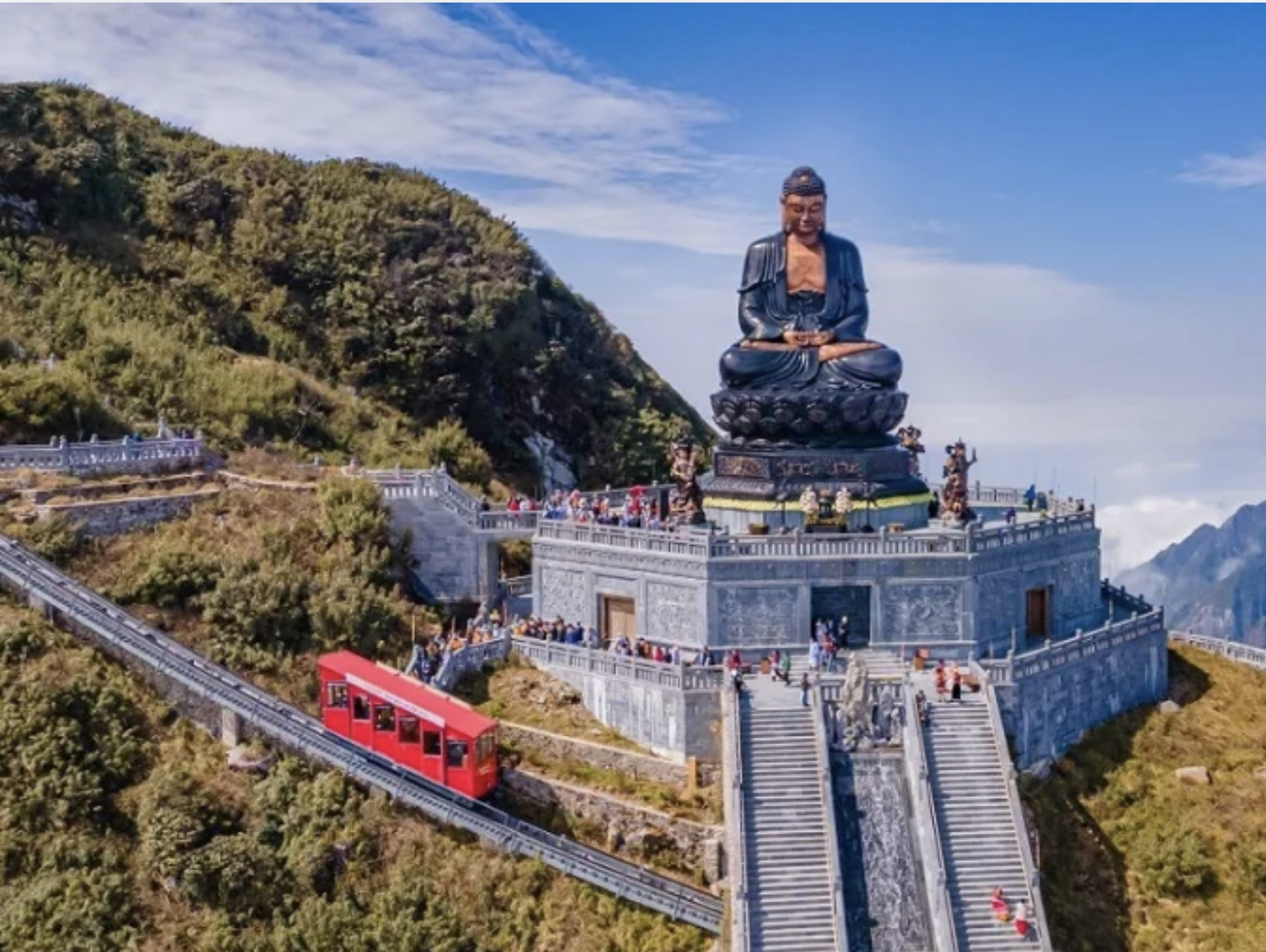 Du khách cần di chuyển để tham quan các công trình tâm linh bằng cách đi bộ qua các bậc thang.