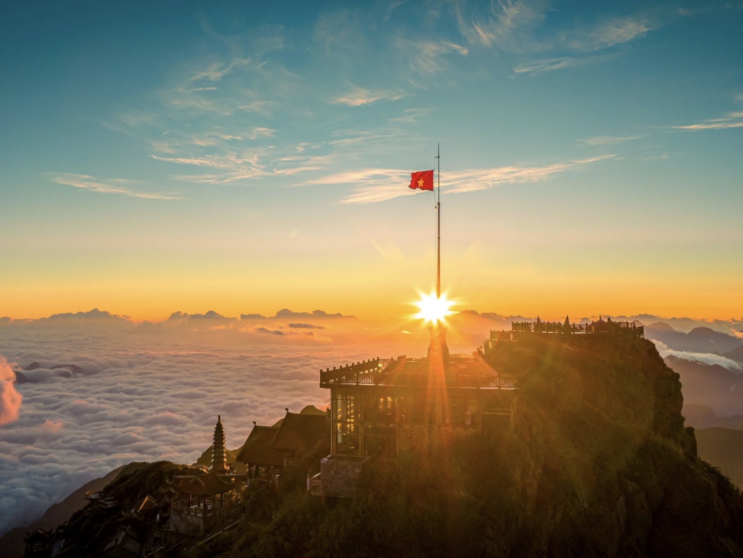 Địa điểm lý tưởng để săn biển mây khi những lớp sương tạo nên khung cảnh huyền ảo như chốn bồng lai.