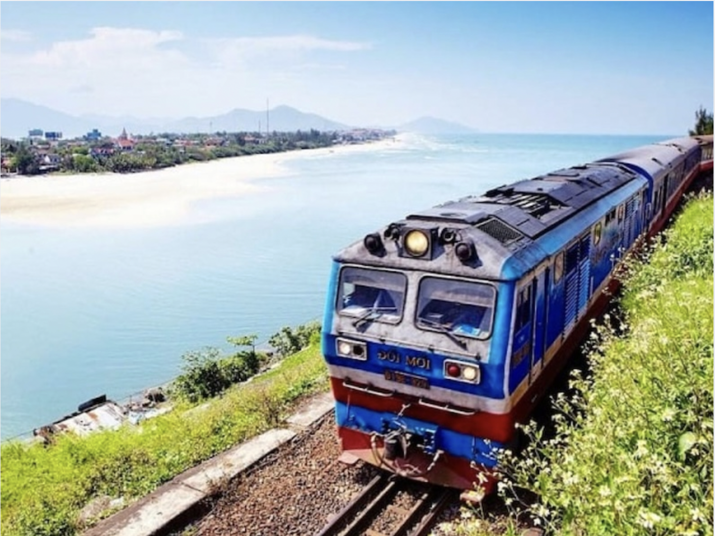 Khung cảnh tàu Hà Nội – Lào Cai trên tuyến đường lên vùng núi phía Bắc.