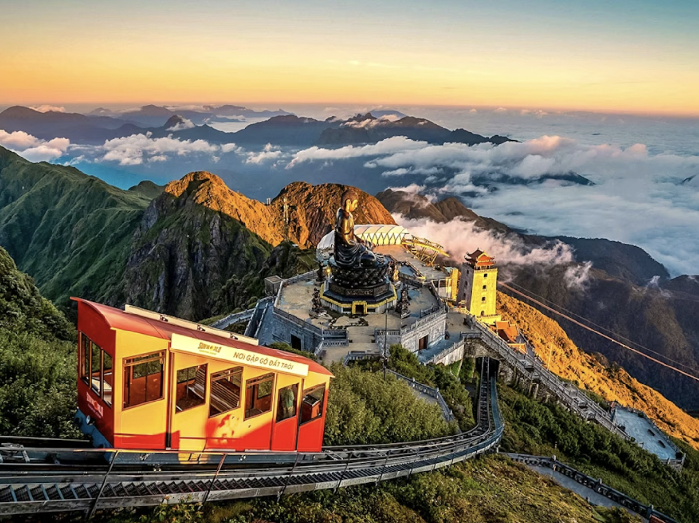 Chốn linh thiêng giữa mây trời Fansipan với kiến trúc cổ kính hòa cùng thiên nhiên hùng vĩ đại ngàn.