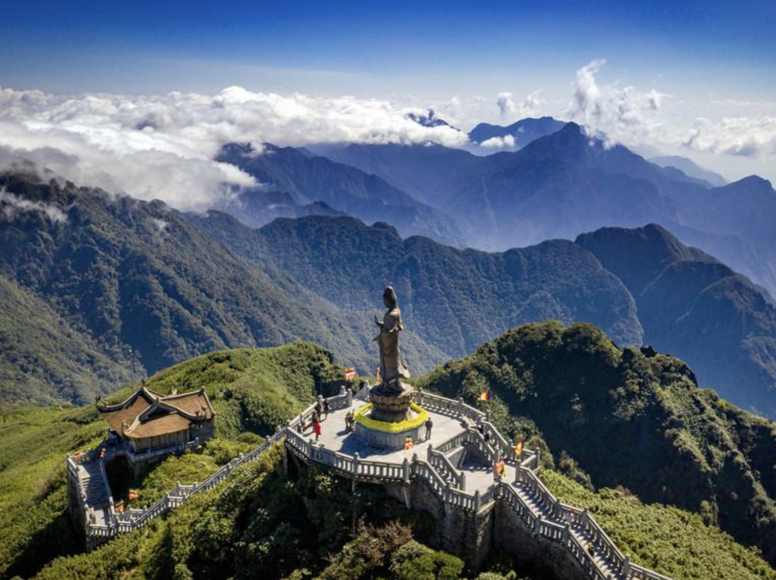 Tượng Quan âm được đúc bằng đồng, tay phải của tượng cầm cành dương liễu, tay trái cầm bình cam lộ biểu trưng cho lòng từ bi và nhân ái.