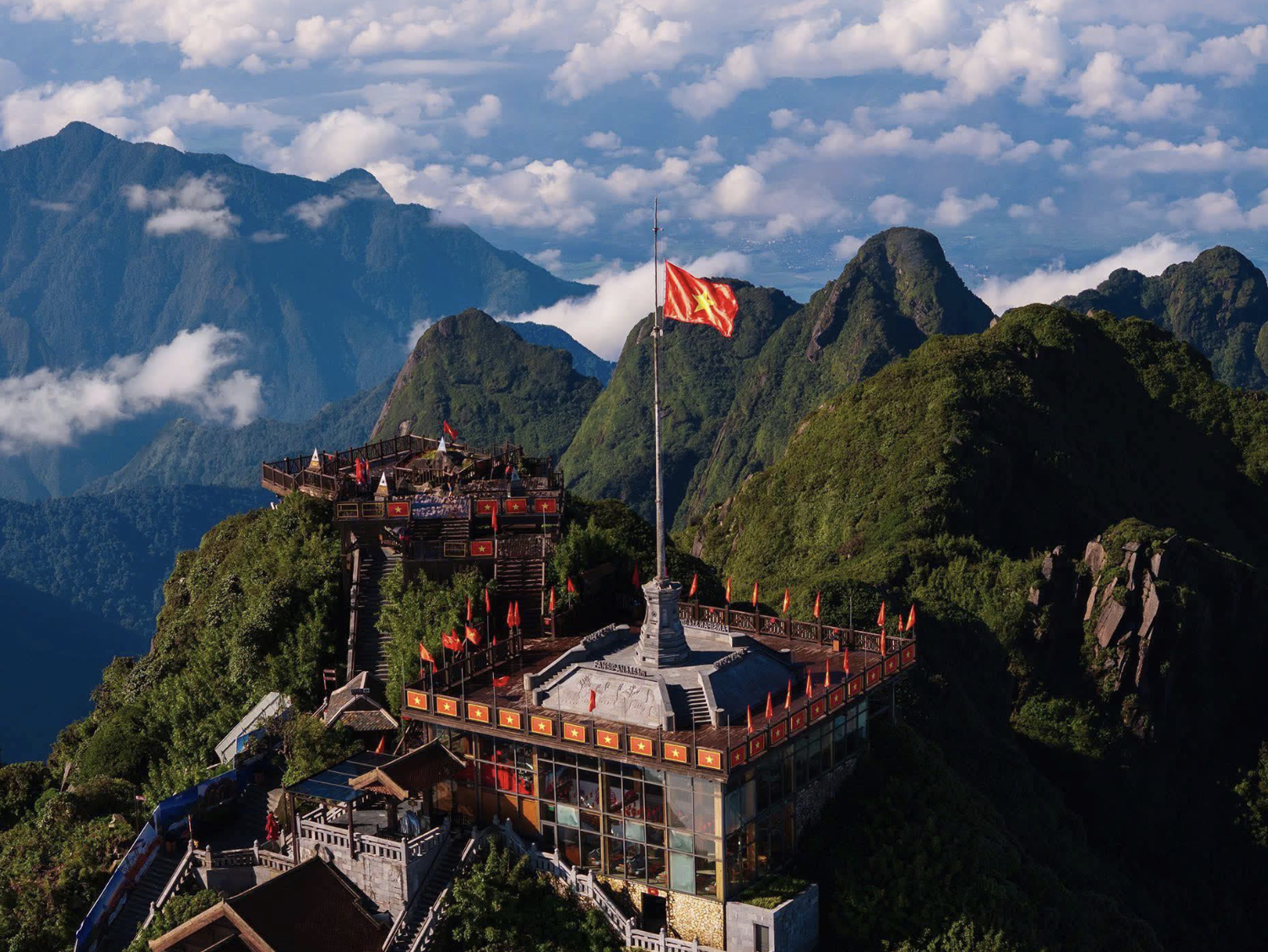 Fansipan sở hữu độ cao 3.143 m, tạo nên một khung cảnh đặc trưng với núi non trùng điệp và biển mây bồng bềnh.