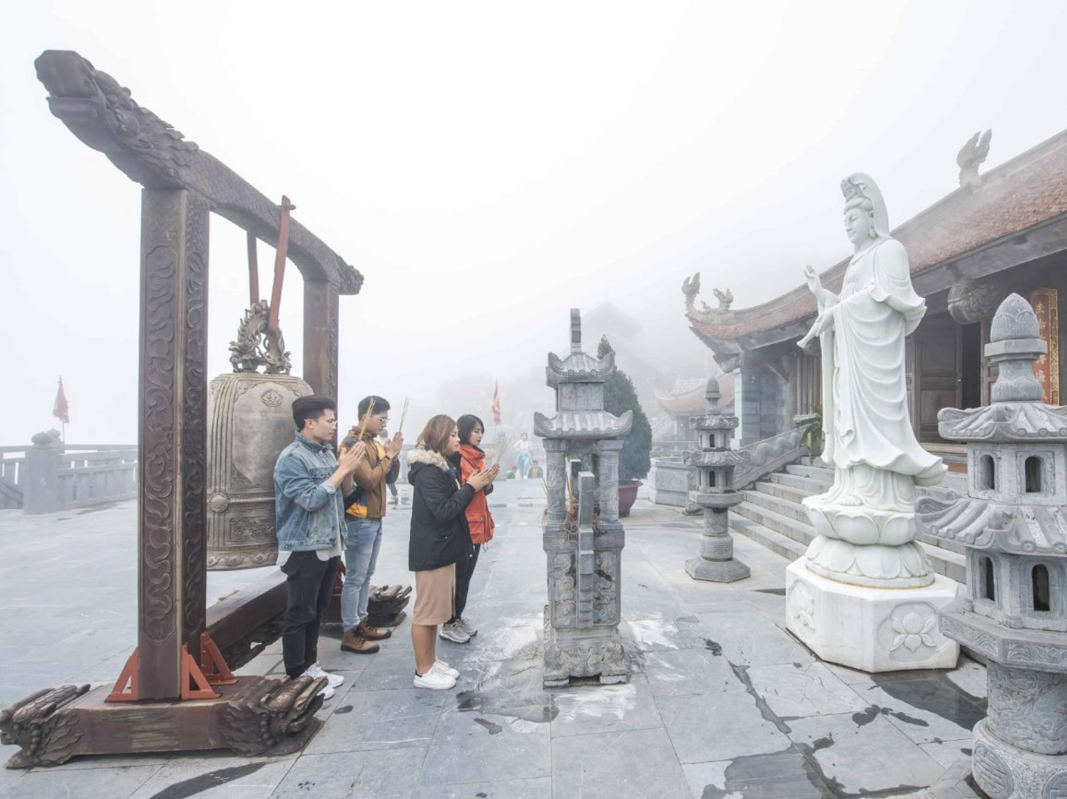 Đây là điểm dừng chân thiêng liêng trên hành trình khám phá "nóc nhà Đông Dương", nơi giao thoa giữa trời mây và tâm linh