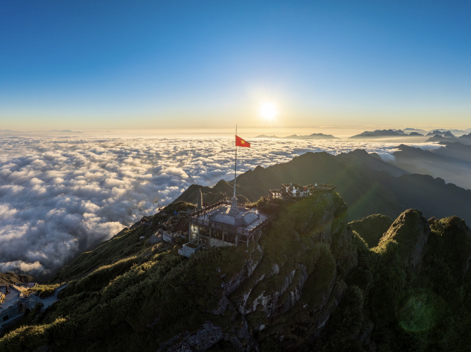 Fansipan mùa hè thu hút đông đảo du khách nhờ thời tiết dễ chịu và cảnh quan ấn tượng.