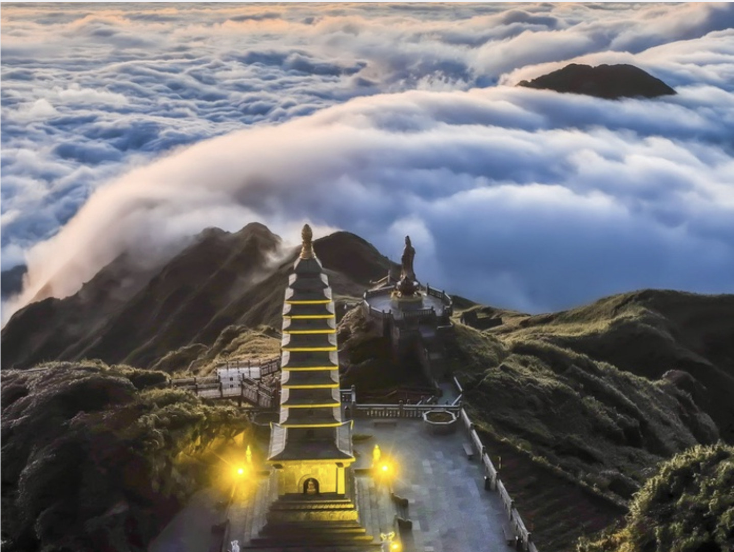 Mua vé Fansipan để tham gia ngay trải nghiệm ngắm cảnh núi rừng Tây Bắc và biển mây từ trên cao.