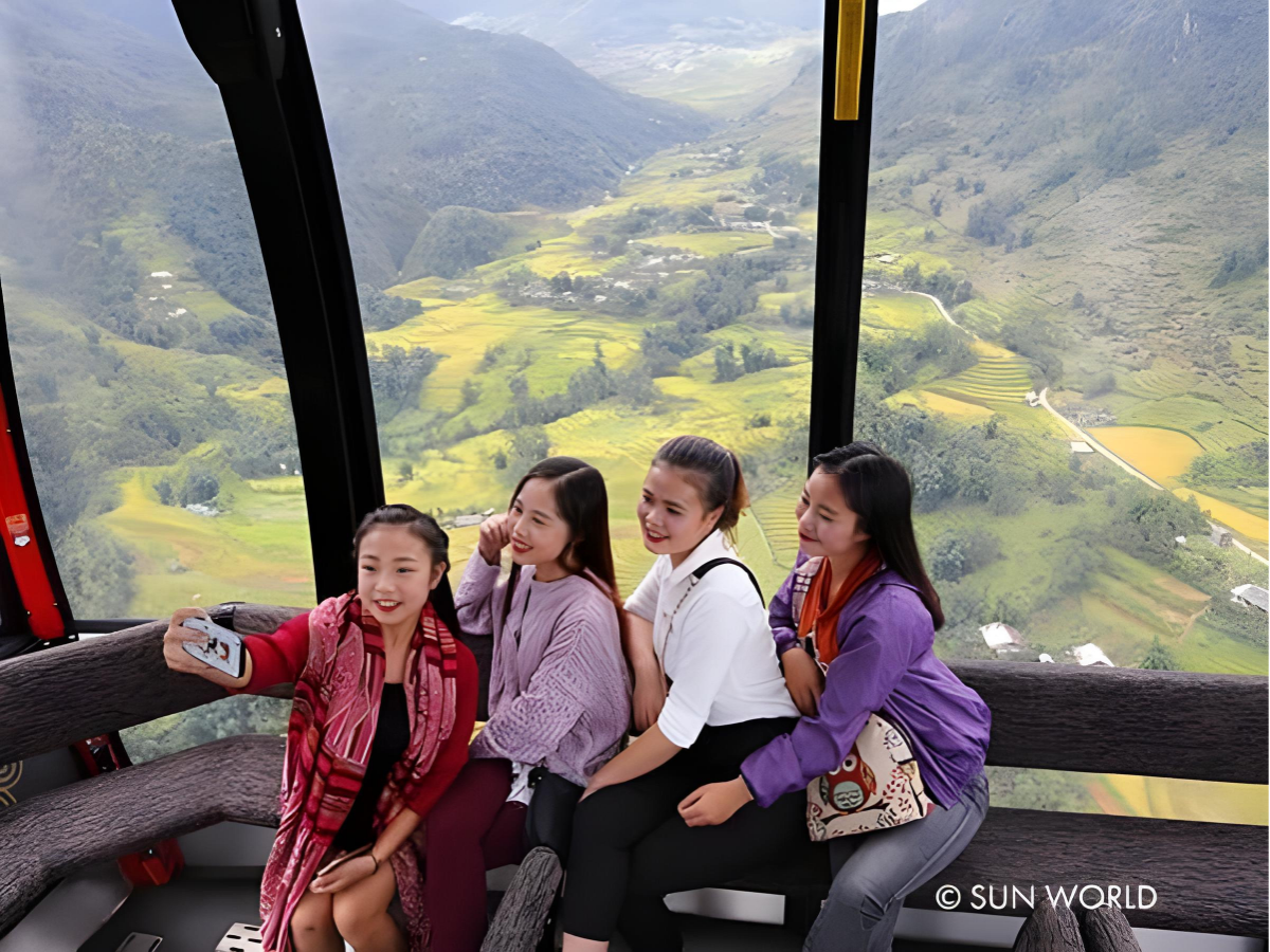 Khoảnh khắc các du khách cùng nhau check-in trong cabin từ trên cao.