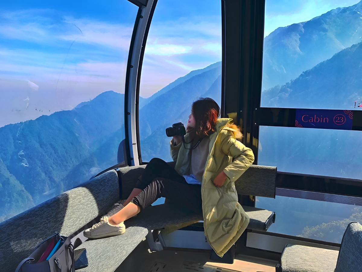 Du khách check-in tại cabin của cáp treo Fansipan ngắm trọn vẻ đẹp bao la của thiên nhiên.