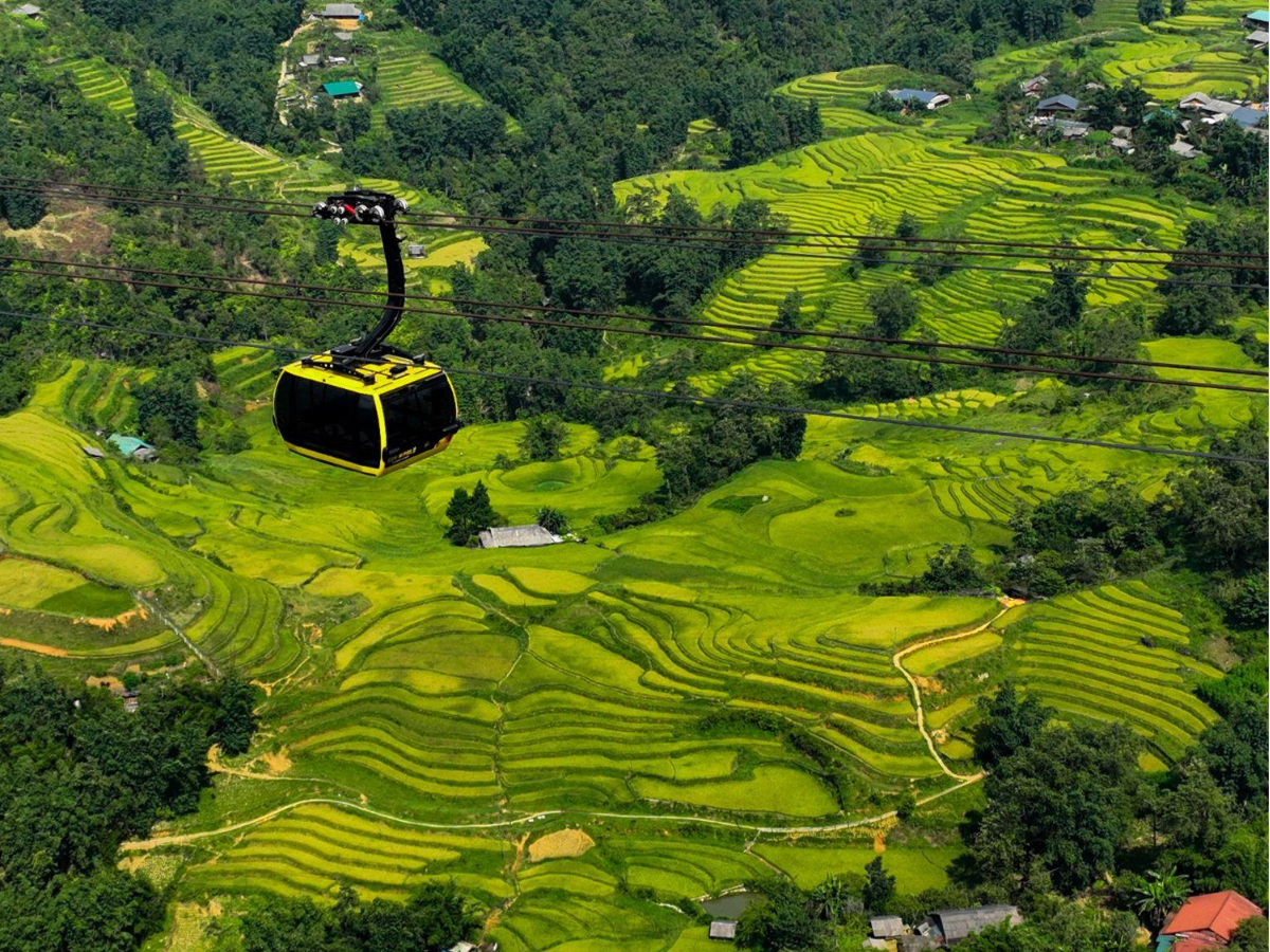 Hệ thống cáp treo hiện đại giúp du khách chinh phục đỉnh Fansipan dễ dàng hơn và ngắm nhìn được bao quát thiên nhiên.