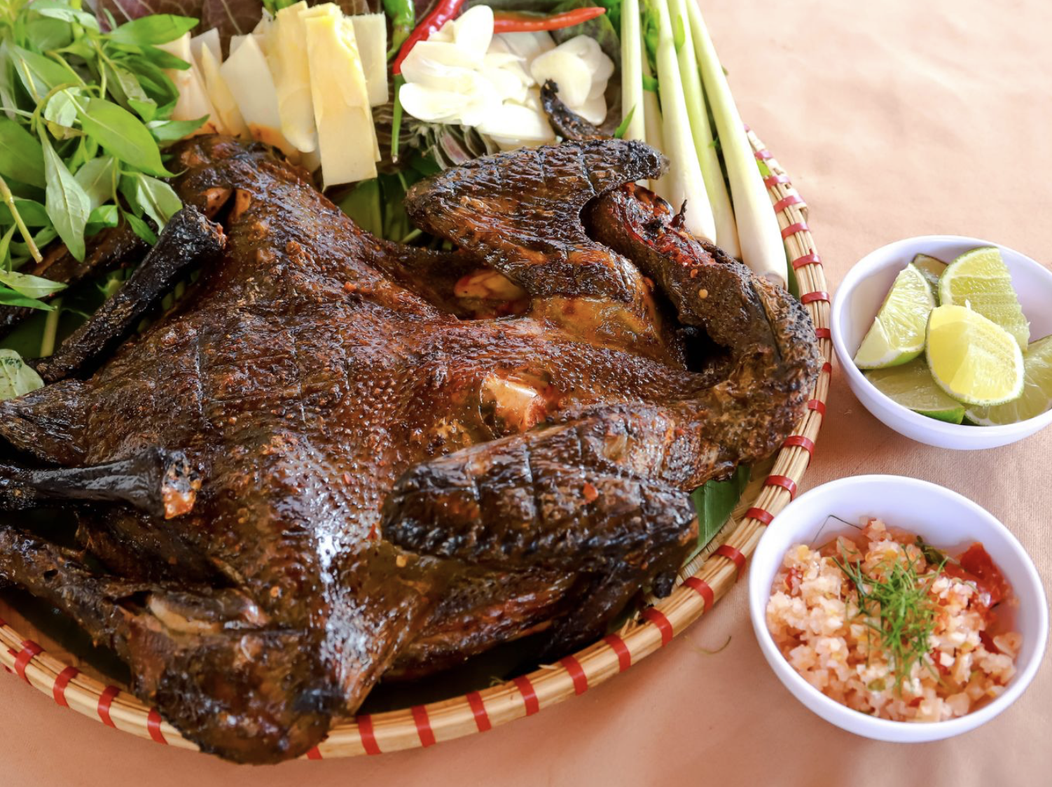 Gà đen H’Mông là món ăn được nhiều du khách yêu thích nhờ hương vị đặc trưng.