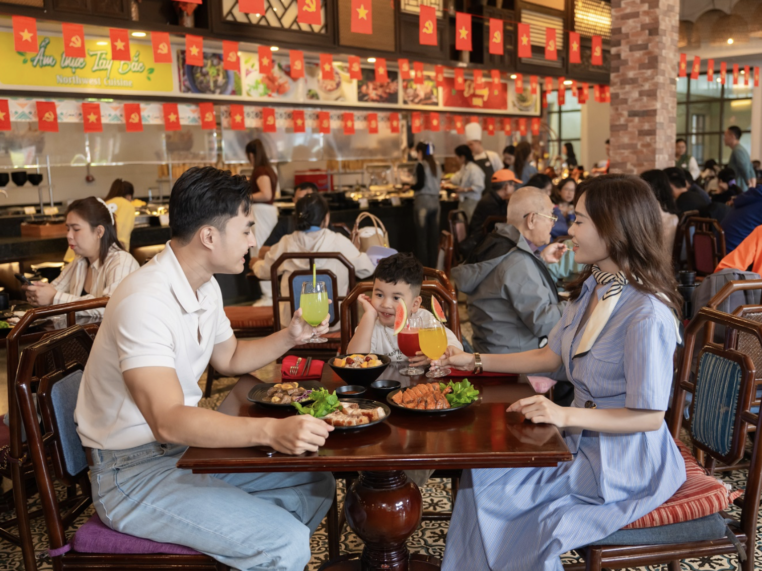 Khoảng thời gian gia đình cùng nhau quây quần bên bàn ăn, thưởng thức hương vị vùng cao.