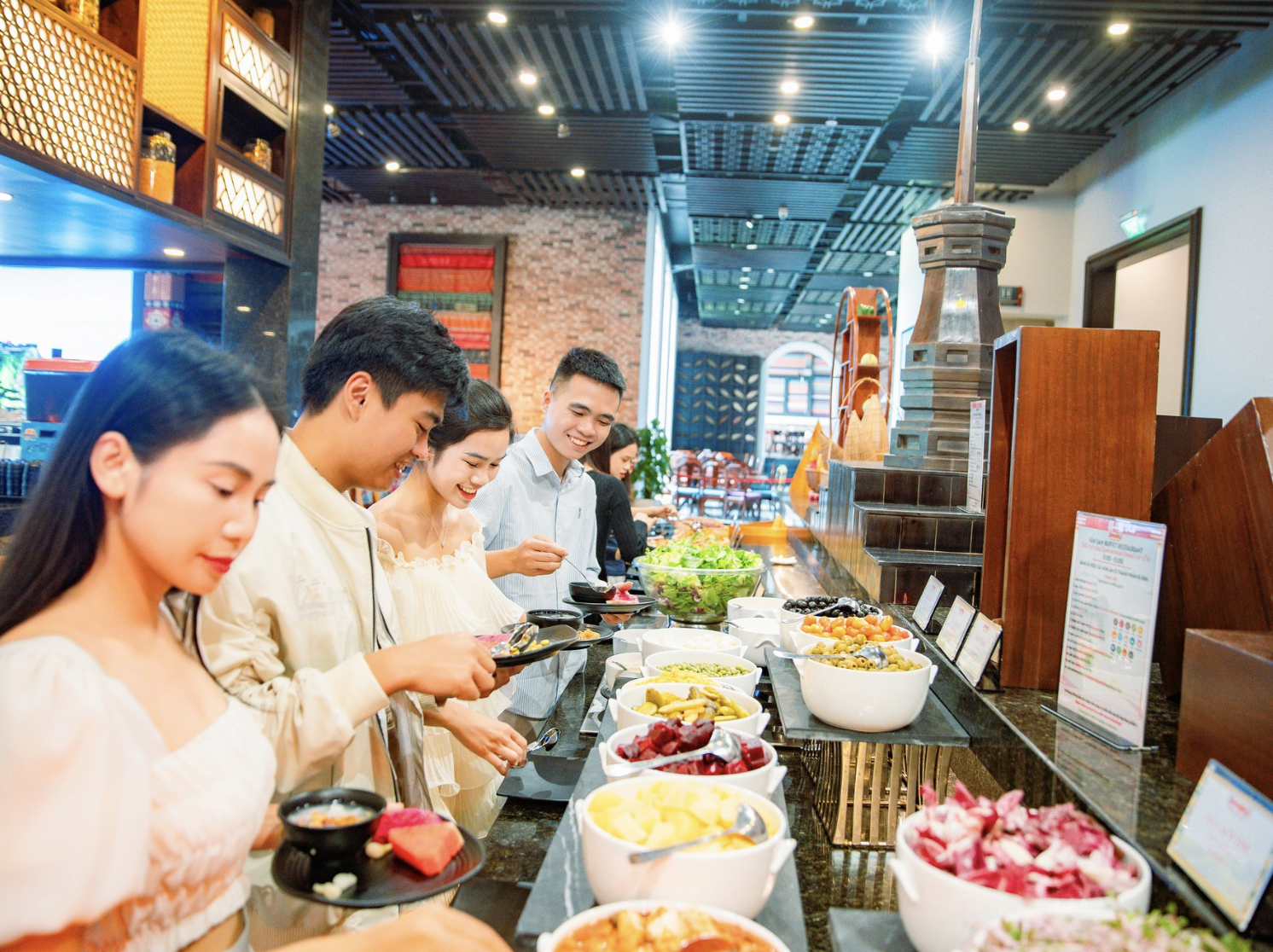 Chọn món không giới hạn với đa dạng thực đơn Á, Âu, Hàn Quốc, Thái Lan, Halal... những món bánh lạ miệng tha hồ cho bạn lựa chọn.