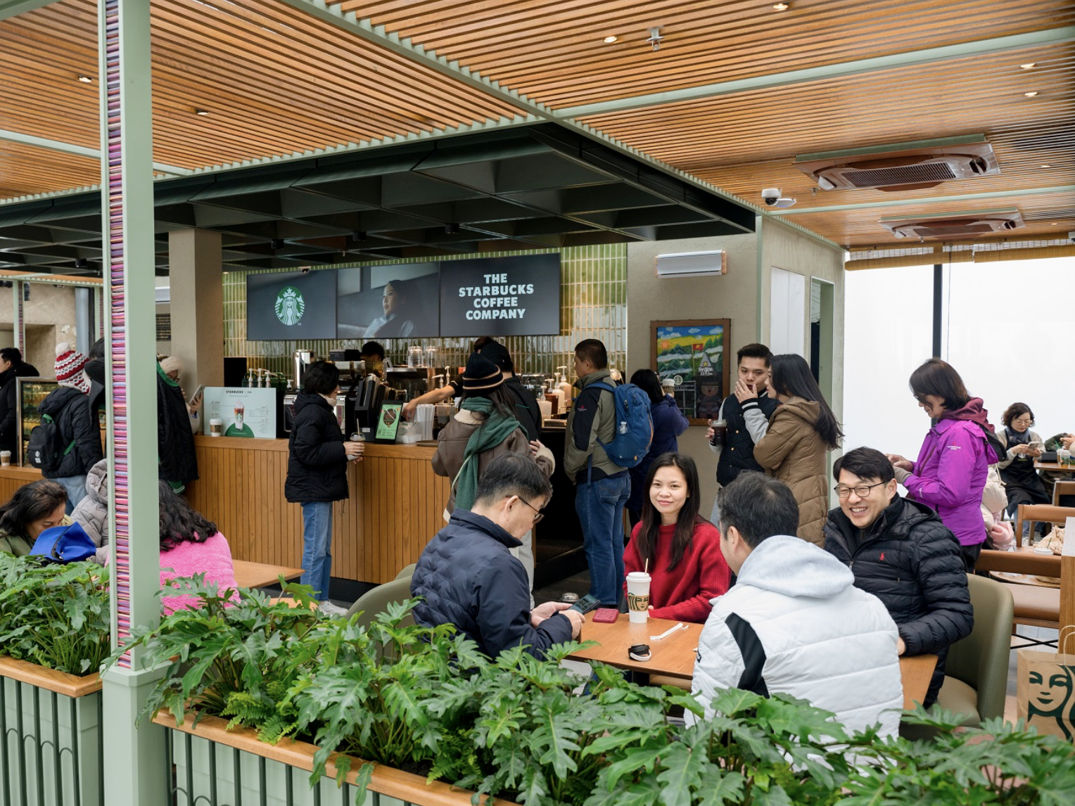 Nhiều du khách tới trải nghiệm cửa hàng Starbucks Fansipan đạt kỷ lục cao nhất châu Á.