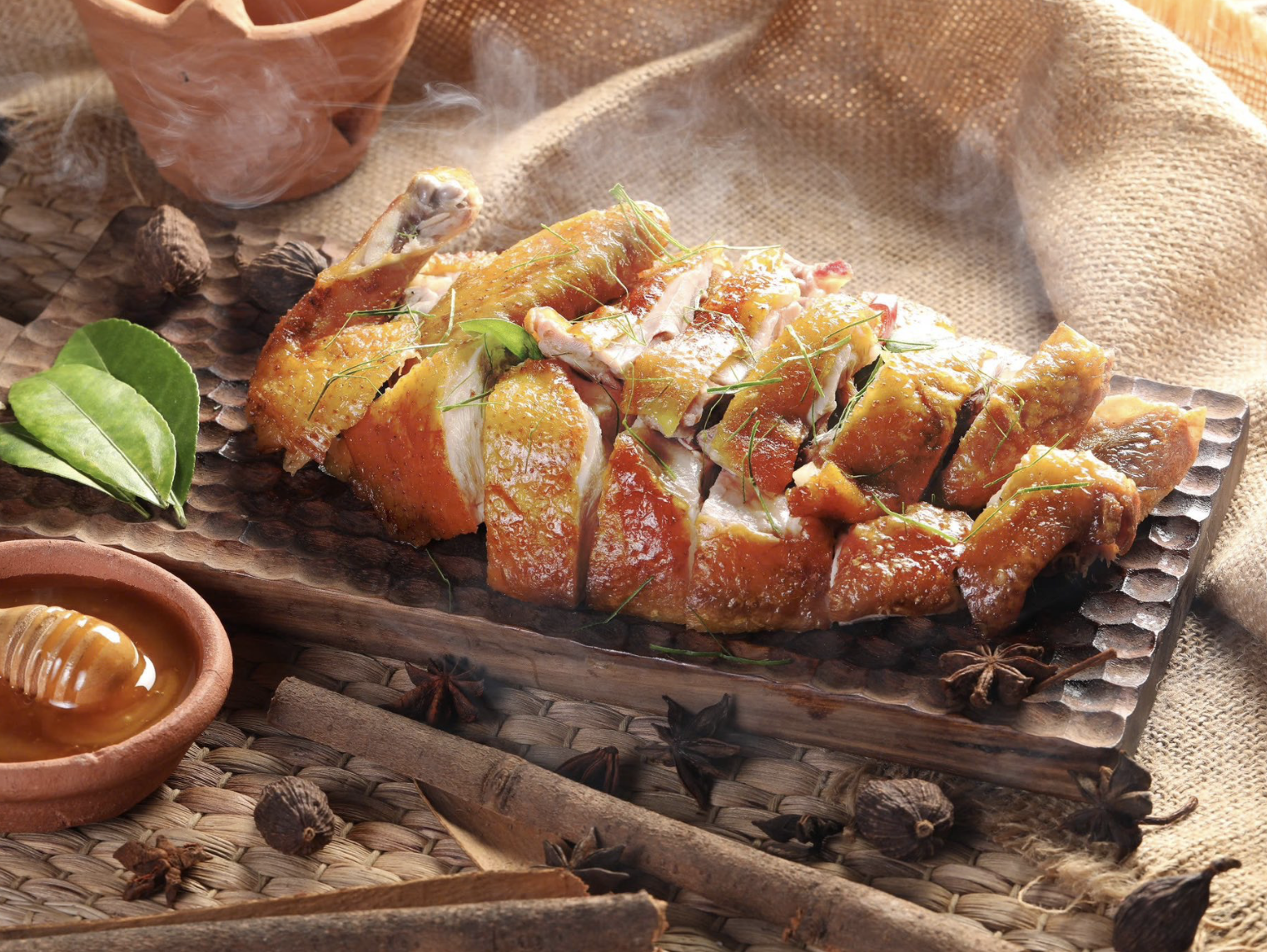Du khách đánh giá Vịt Tả Van quay cũng là món ăn nổi bật trong thực đơn buffet.