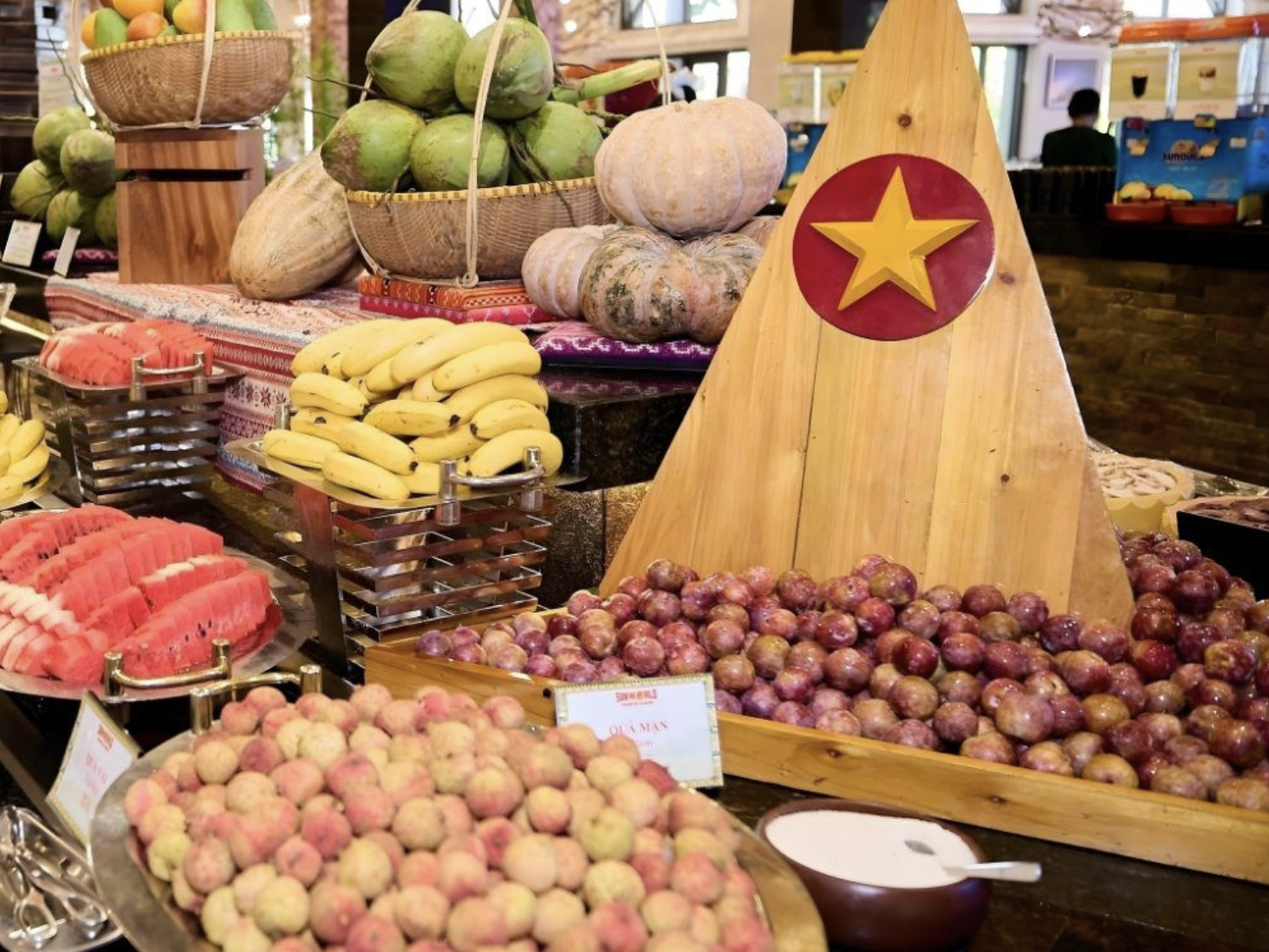Nhà hàng còn có quầy buffet trái cây theo mùa mang đậm hơi thở vùng cao, tạo nên trải nghiệm thanh nhẹ giữa không gian mây núi Fansipan.