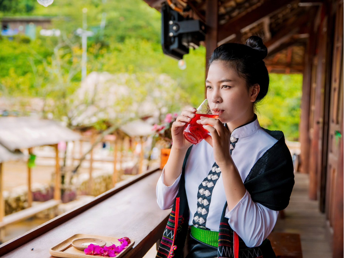 Một tách trà nóng giữa tiết trời se lạnh vùng cao mang đến khoảng lặng thư giãn cho hành trình khám phá Sa Pa.