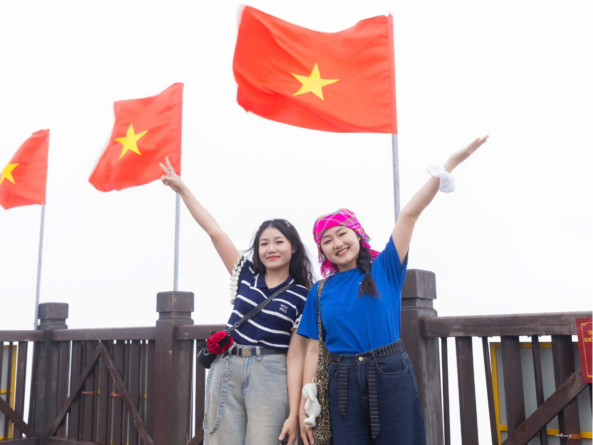 Du khách ghi lại khoảnh khắc check-in tại đỉnh Fansipan, giữa không gian mây phủ đặc trưng của Sa Pa.
