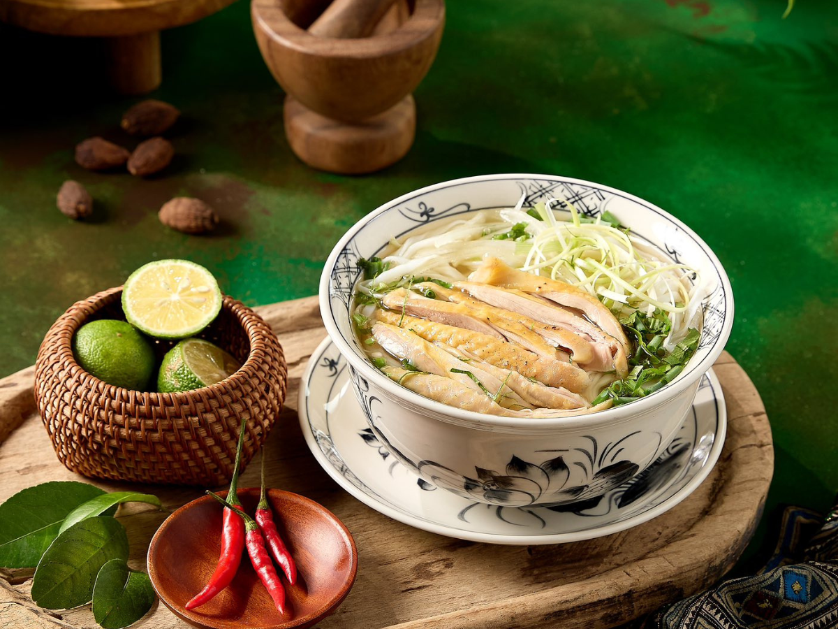 Du khách có dịp được trải nghiệm tô phở gà bản mọng nước nóng hổi khi ghé qua nhà hàng Chợ Quê.