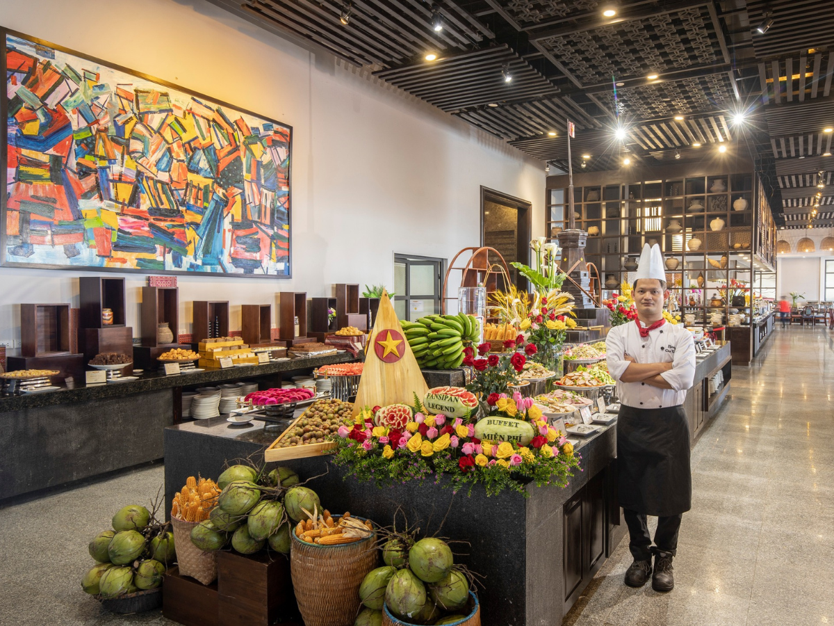 Quầy buffet có tới hơn 60 món gồm cả đặc sản Tây Bắc và đa dạng các món Á - Âu tại nhà hàng Vân Sam khi du khách sử dụng combo.