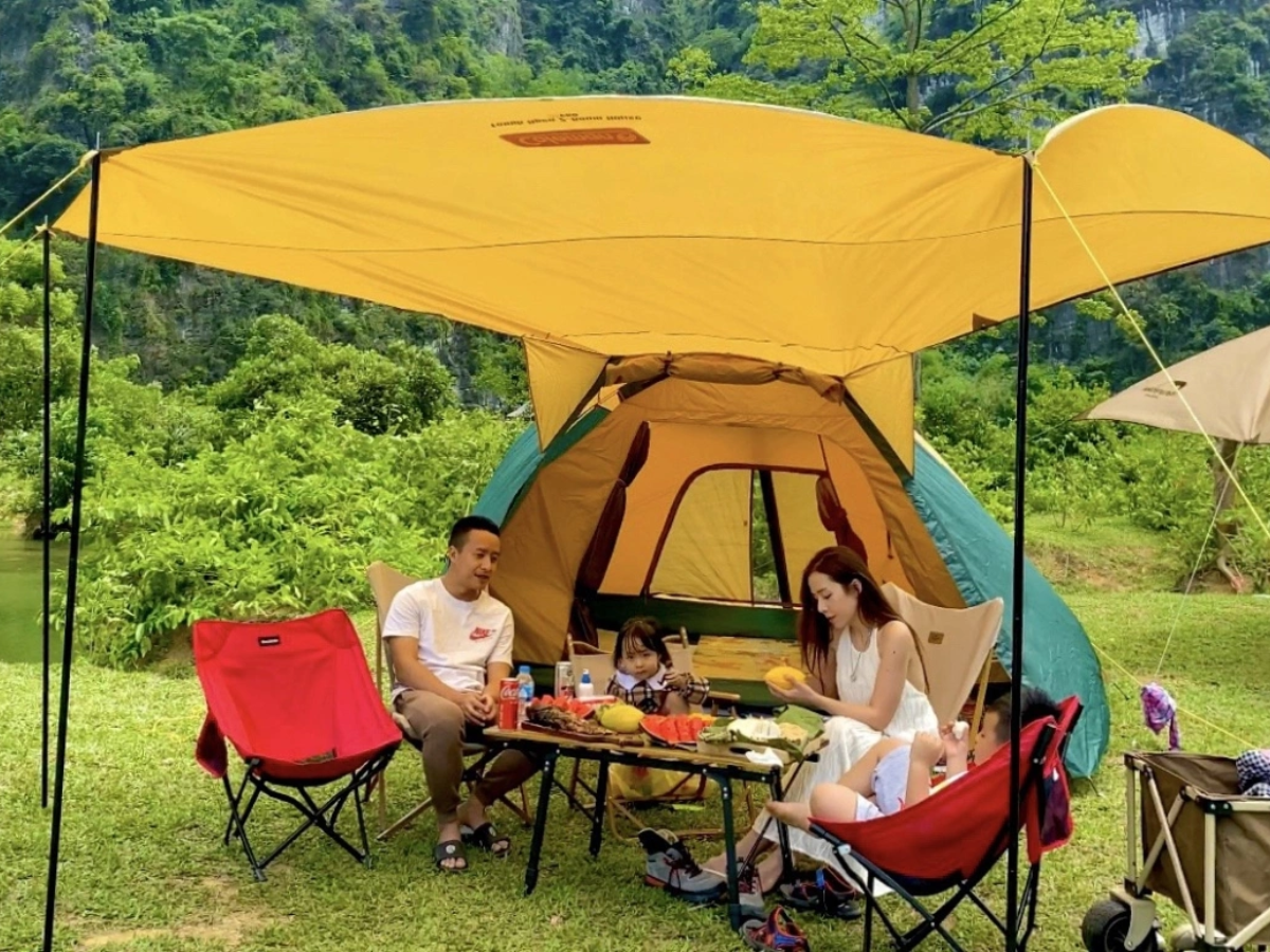 Nhiều bạn trẻ chọn cắm trại qua đêm ở Bản Mây để ngắm khoảnh khắc chuyển giao.