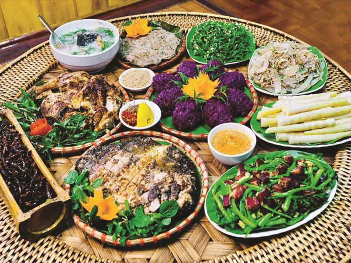 Buổi trưa bạn thưởng thức gà bản rau rừng trứng thảo quả hay mèn mén đậm chất Tây Bắc.