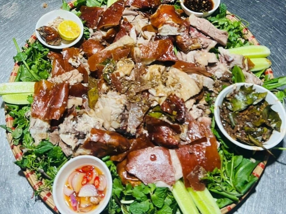 Ẩm thực Tây Bắc nổi bật với thắng cố gà đồi lợn bản mèn mén và rượu ngô.