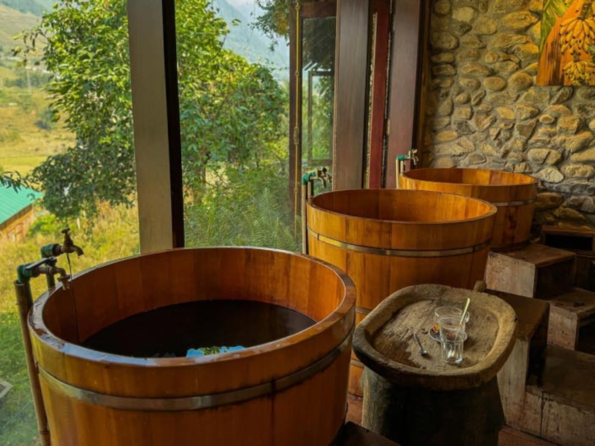 Buổi sáng bạn di chuyển từ Sa Pa hoặc Lào Cai lên Bản Mây và nhận phòng homestay.