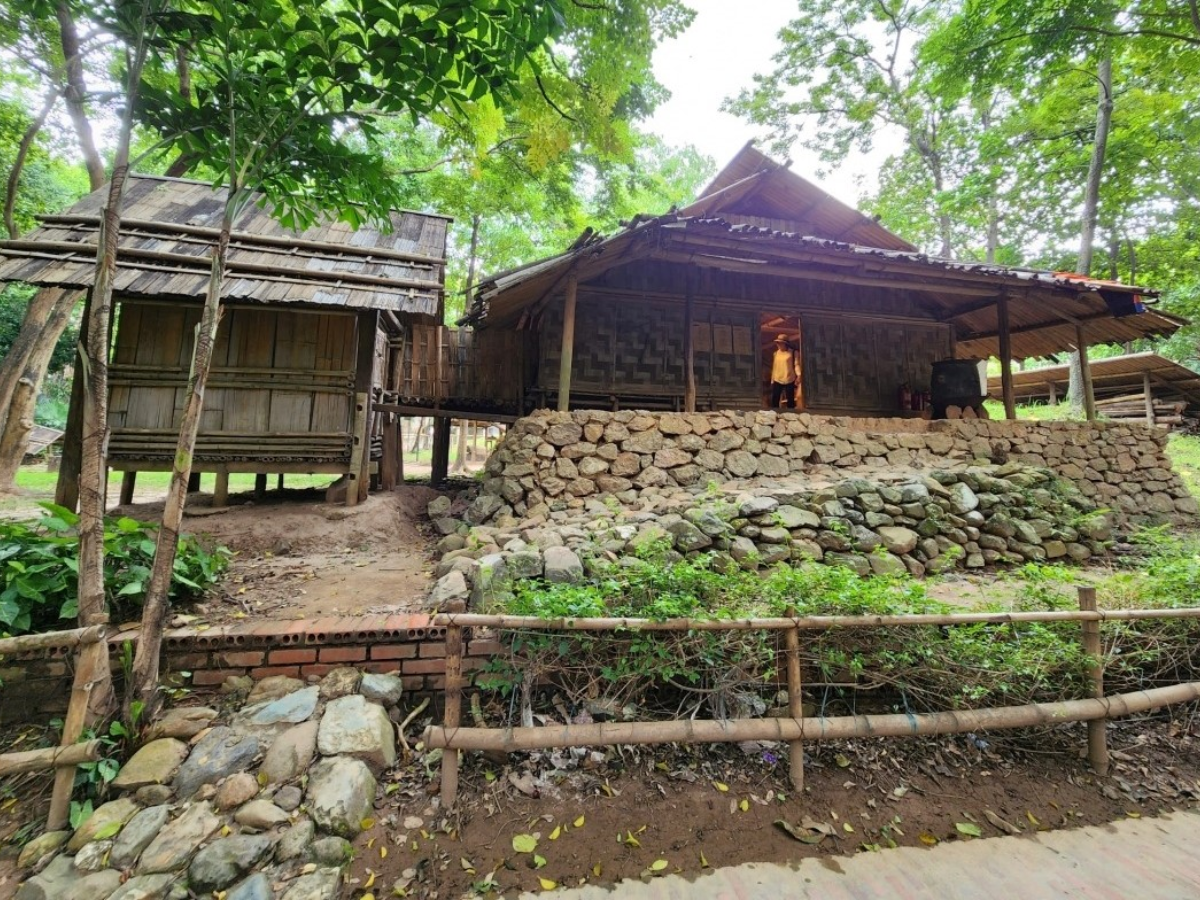 Nhà người Dao có mái dốc chống gió mạnh nội thất đơn giản và bếp rộng làm trung tâm.