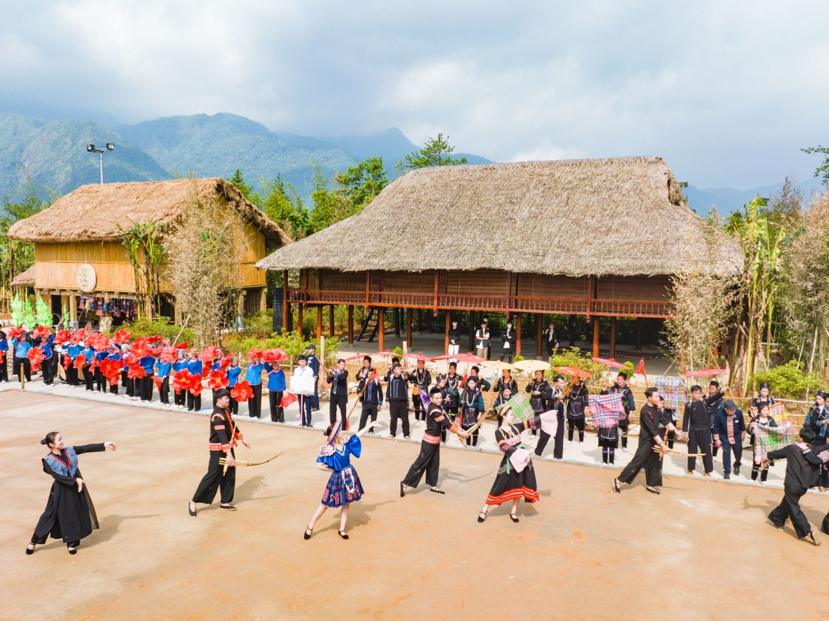 Bản Mây còn tổ chức nhiều chương trình văn hóa nghệ thuật đặc sắc suốt ngày dài.