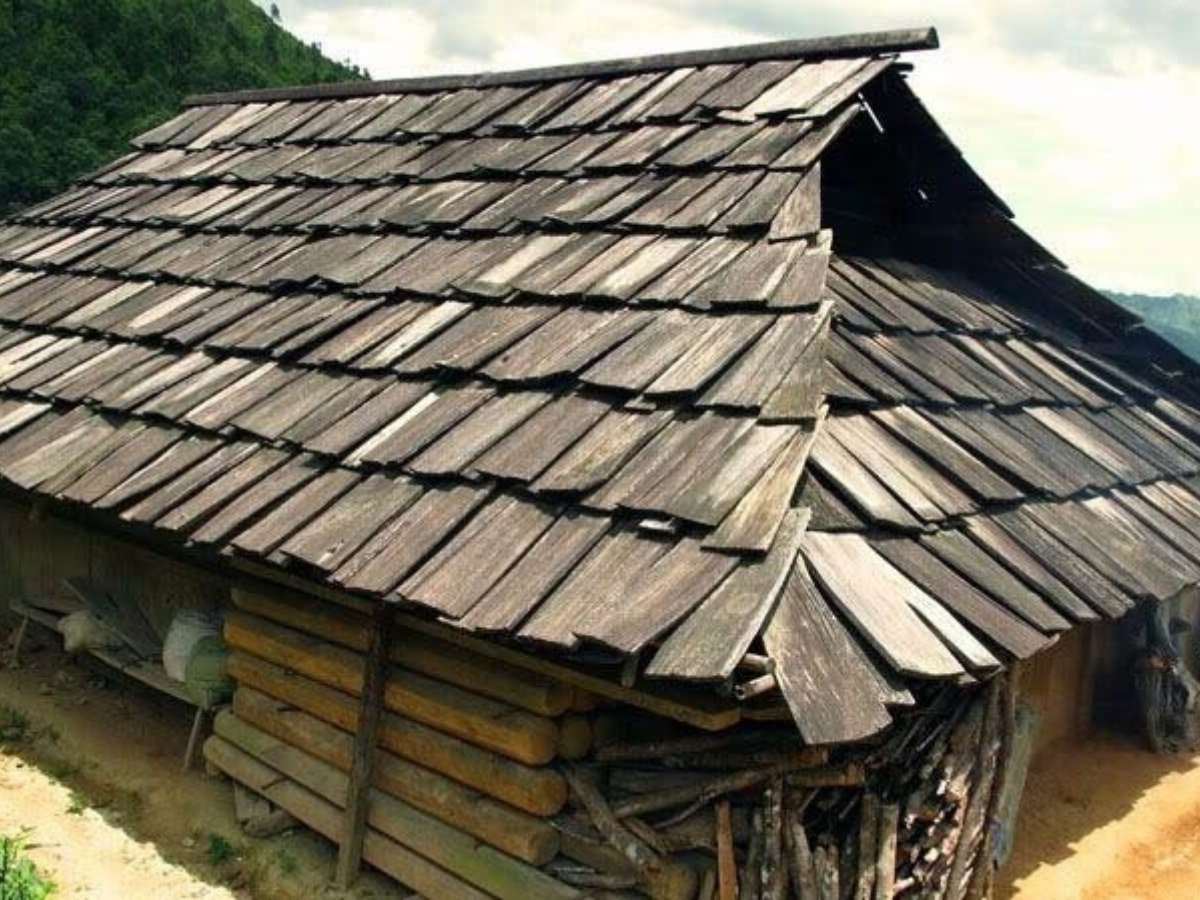 Nhà người H’Mông mang vẻ kiên cố kín đáo phù hợp điều kiện thời tiết vùng núi khắc nghiệt.