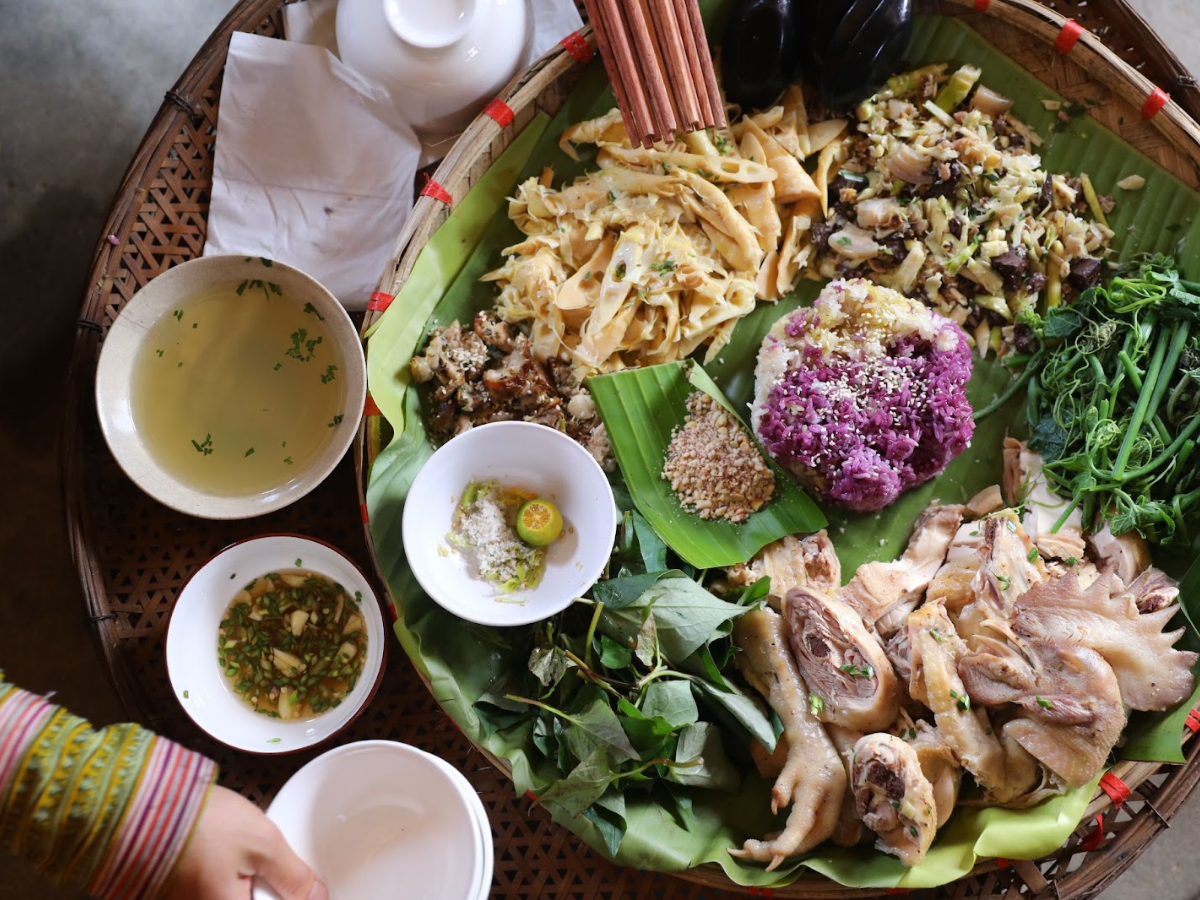 Với nửa ngày bạn có thể dạo quanh làng tham quan nhà cổ thử trang phục và thưởng thức món vùng cao.