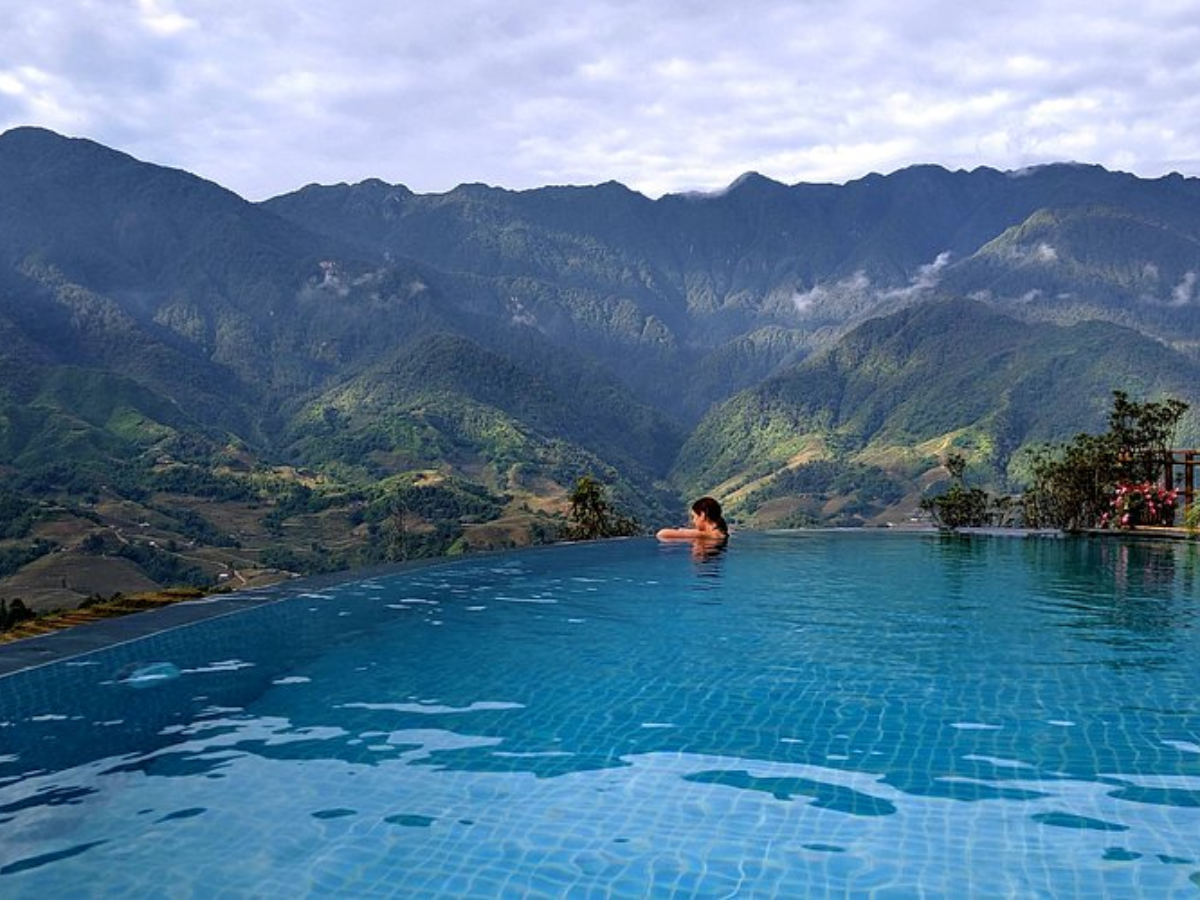Homestay quanh Tả Van và Lao Chải hút khách nhờ khung cảnh thung lũng núi rừng rộng mở.