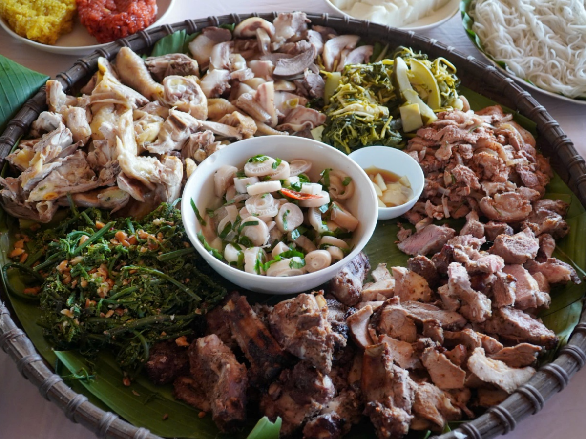 Ẩm thực vùng cao nổi bật với thắng cố cơm lam cá suối nướng thịt lợn bản và món Mường.