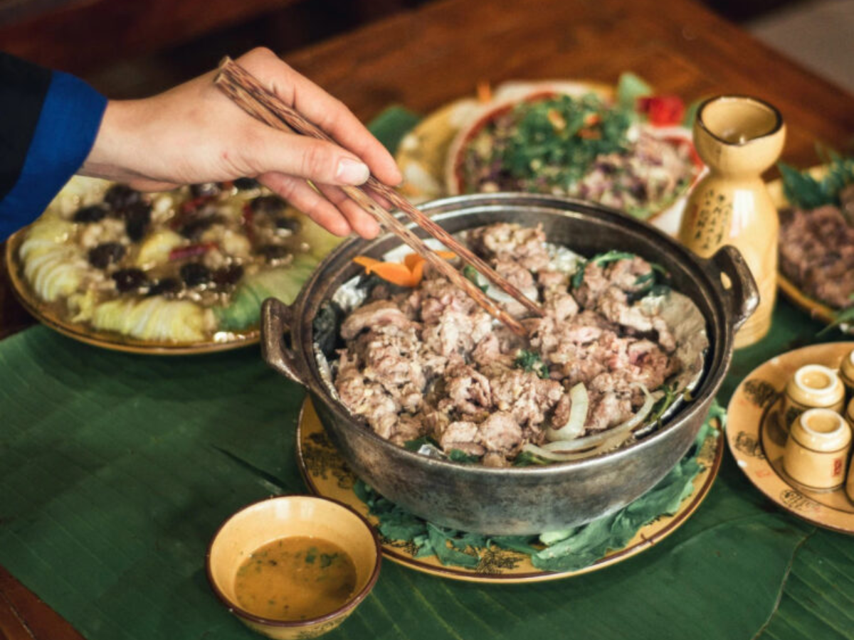 Buổi tối bạn có thể thưởng thức đồ nướng Sa Pa cá suối hoặc món lẩu trâu đặc trưng.